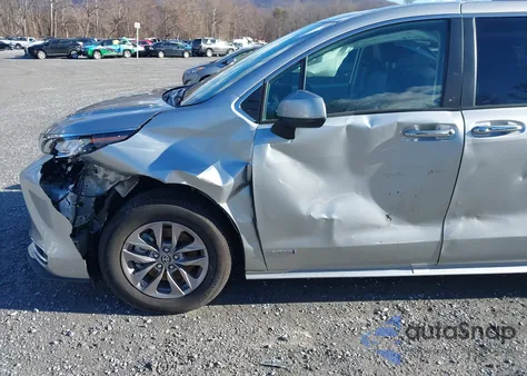 2021 Toyota Sienna Xle z USA, uszkodzony, nr VIN 5TDYRKEC7MS052140